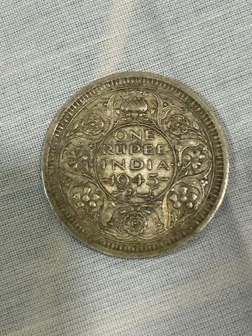 George VI portrait on obverse; floral wreath with “ONE RUPEE INDIA 1945” on reverse — coin, photo 2 of 2