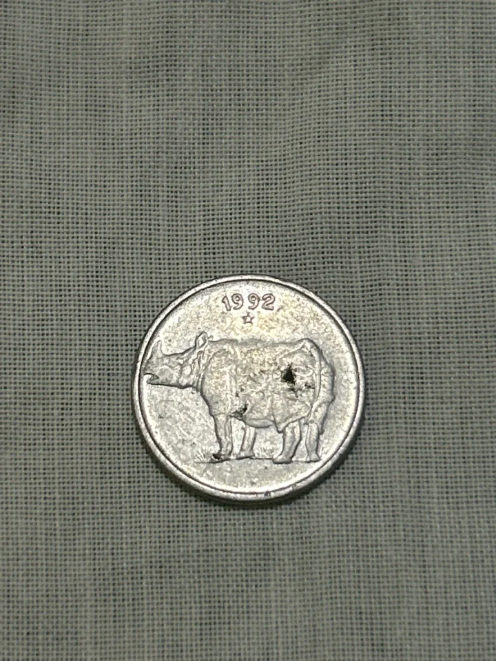 This is a 1992 Indian 25 Paise “Rhinoceros” coin. I can clearly see the ★ (star) mint mark below 1992, which… — photo 1 of 2