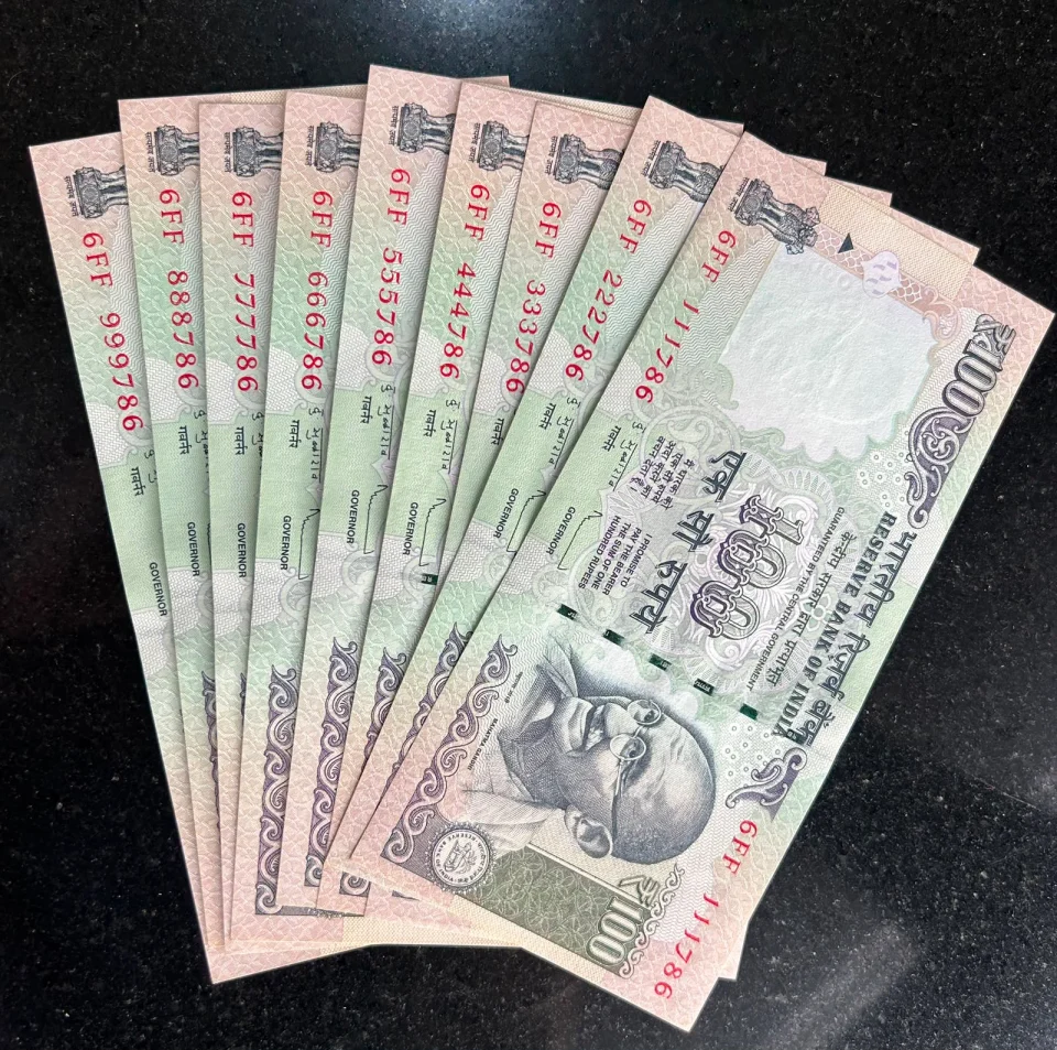 Uncirculated 111786-999786 with same prefix 100 rupees notes
