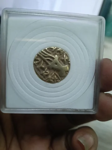 Post-Gupta, Karkotas of Kashmir, Sri Vinayaditya (c. 7th-8th Cent. AD), Base Gold Dinar, 7.97g — photo 2 of 3