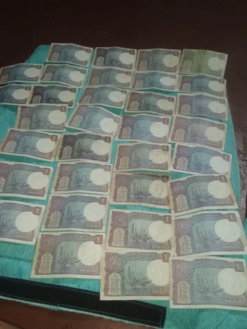 1970 year 1₹ notes — photo 2 of 2