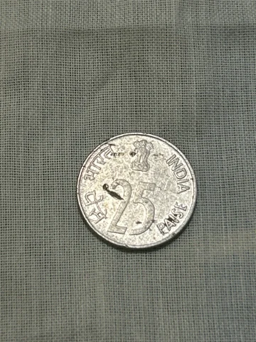 This is a 1992 Indian 25 Paise “Rhinoceros” coin. I can clearly see the ★ (star) mint mark below 1992, which… — photo 2 of 2