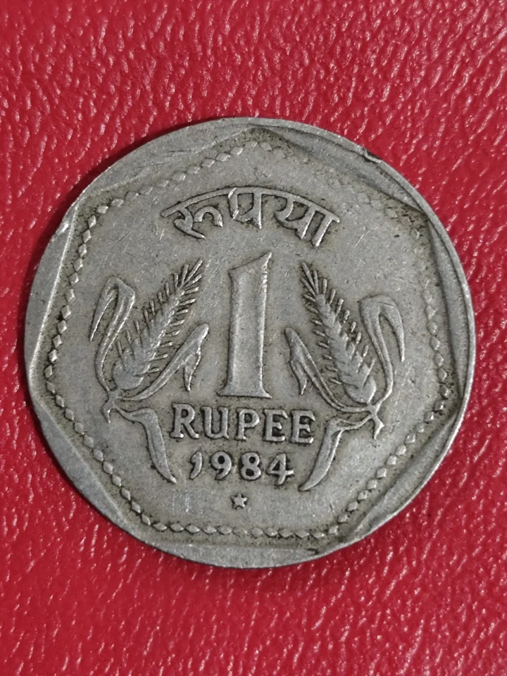 0NE RUPEE 1984 HYDERABAD MINT, RARE COIN EXTRA FINE