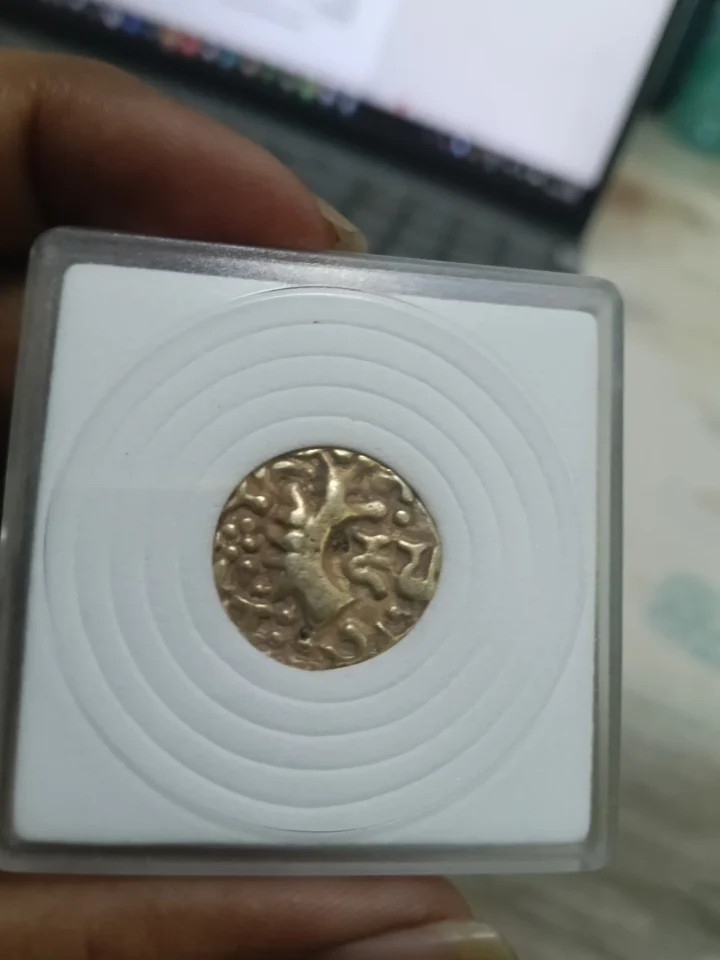Post-Gupta, Karkotas of Kashmir, Sri Vinayaditya (c. 7th-8th Cent. AD), Base Gold Dinar, 7.97g — photo 1 of 3