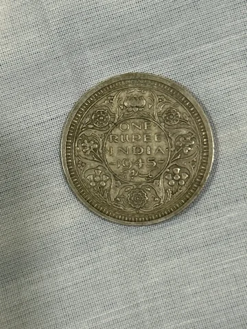 George VI portrait on obverse; floral wreath with “ONE RUPEE INDIA 1945” on reverse. — coin, photo 2 of 2